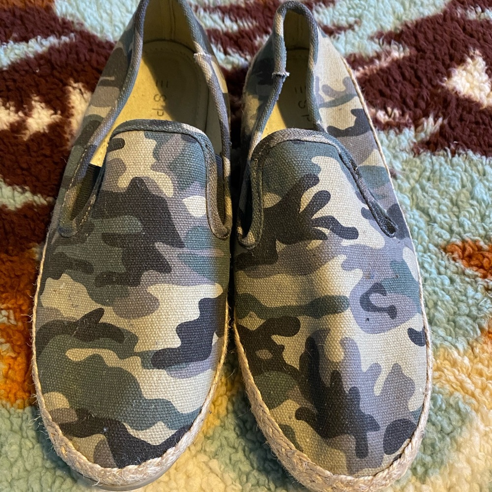 Esprit camo slip on